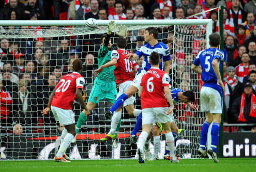  布雷斯特后防失误葬送好局，教练组赛后紧急开会复盘  